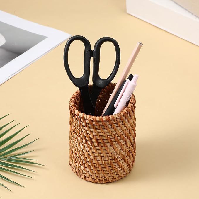Wicker Pencil Holder, Cylindrical Hand Woven Natural Rattan Pen Holder Boho Desk Organizer Cup for Home Office Desk Storing Vanity Pencils Makeup Brushes Remote Control, Brown