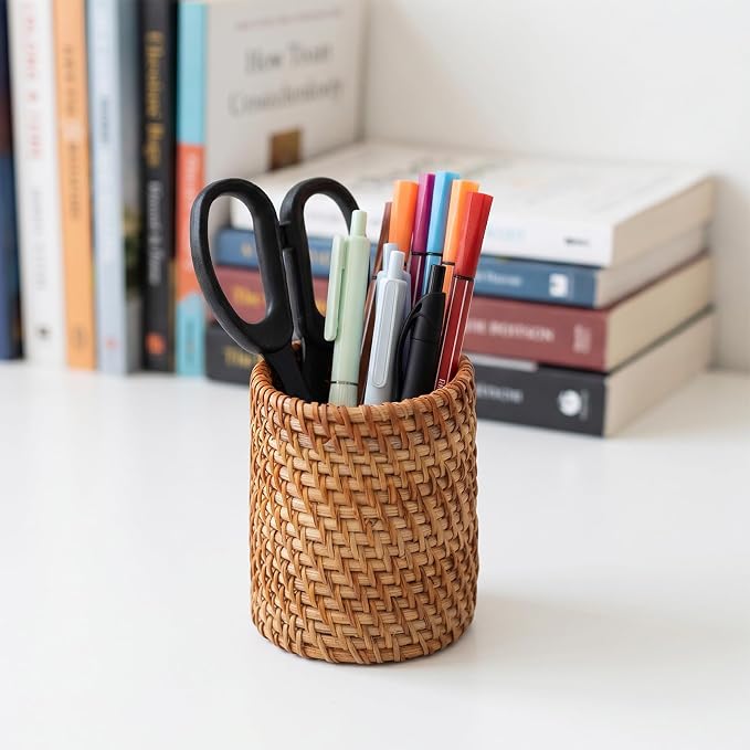 Wicker Pencil Holder, Cylindrical Hand Woven Natural Rattan Pen Holder Boho Desk Organizer Cup for Home Office Desk Storing Vanity Pencils Makeup Brushes Remote Control, Brown