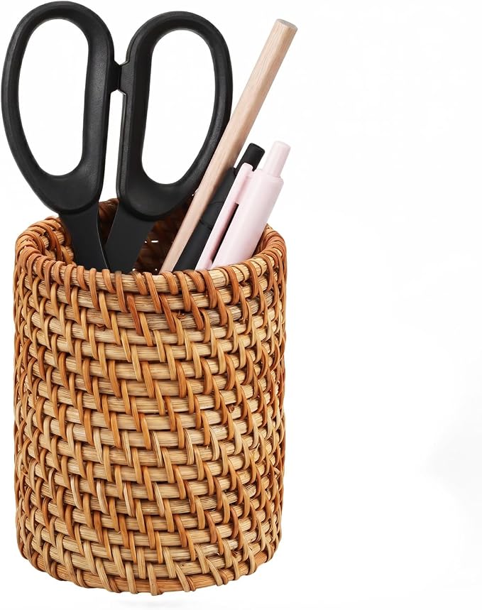 Wicker Pencil Holder, Cylindrical Hand Woven Natural Rattan Pen Holder Boho Desk Organizer Cup for Home Office Desk Storing Vanity Pencils Makeup Brushes Remote Control, Brown