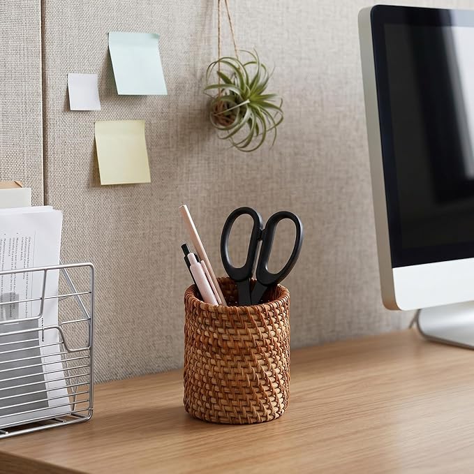 Wicker Pencil Holder, Cylindrical Hand Woven Natural Rattan Pen Holder Boho Desk Organizer Cup for Home Office Desk Storing Vanity Pencils Makeup Brushes Remote Control, Brown